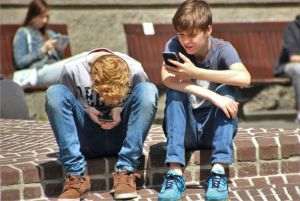 Propaganda pro-totalitară în mediul online, „ameninţare reală” pentru tineri